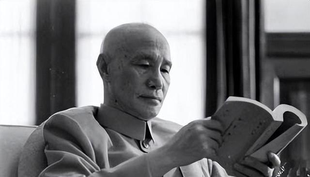 他是十大元帅之一，蒋介石称他是武圣，彭老总在他面前甘愿为将！