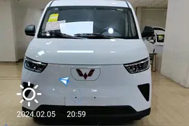 全新五菱“纯电”货运面包车来啦，重塑货运新篇章，空间硕大图片