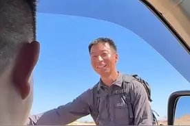 河南小伙儿自驾无人区陷车，徒步20多公里微笑求援，被封“情绪稳定哥”！图片