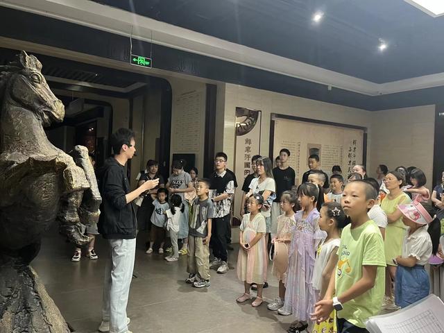 福利路街道兰化25街区社区开展“触摸历史脉络 赓续文化薪火”主题体验活动