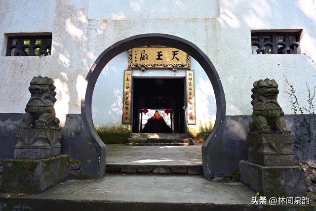 南明山，一座留下名家传说与摩崖题刻的文化名山，让人流连忘返