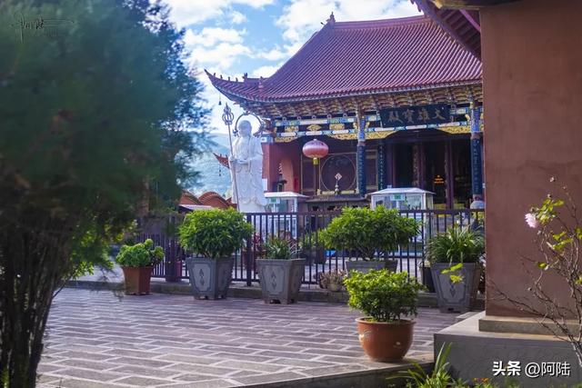 探秘云南省常住出家众最多的净土女众道场，在塔顶还偶遇主持诵经