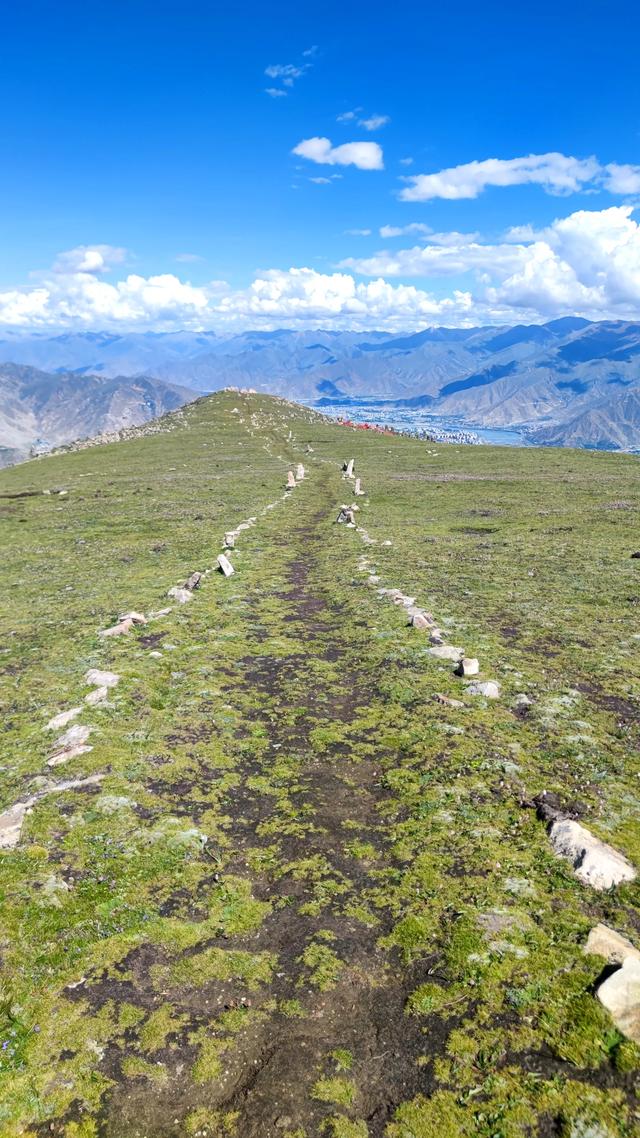 爬拉萨哲蚌寺后山，从海拔3600米到山顶5300米，上下20公里