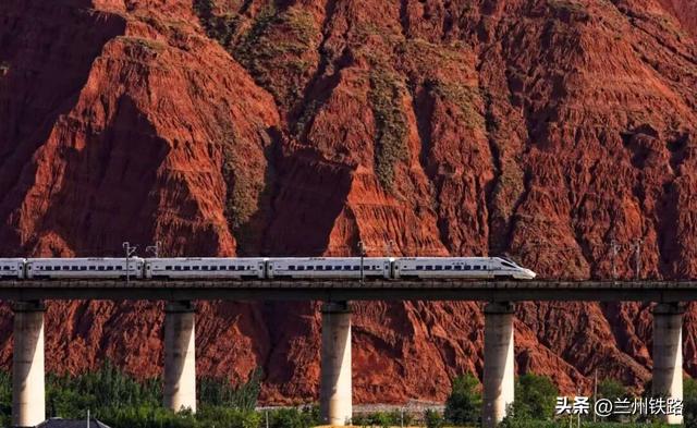 #“我的铁路风景”故事汇#丹霞如火，动车驶过侏罗纪时光
