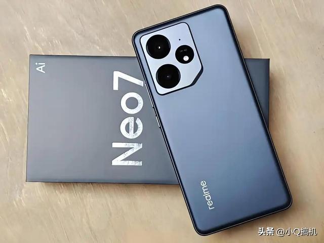 真我果断“发飙”，240万分+7000mAh+IP69，16GB+1TB国补后2294元