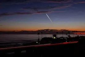 特朗普正考虑报复，质疑马斯克涉嫌吸毒，话音刚落，星链大批坠落图片