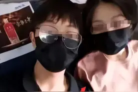 曝45岁女教授与22岁男学生同居，路边接吻照曝光，更多隐私流出图片