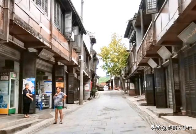 成都龙泉山被冷落的古场镇，街上空无一人，美食诱人被严重低估！