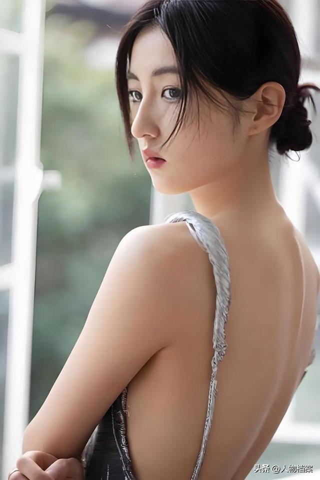 张子枫丝巾裹胸，曝浑身伤痕胸前、手臂都有，才懂成龙话的含金量