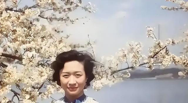 1981年，杜聿明的葬礼上，女儿杜致礼和杨振宁的留影，悲痛难掩！