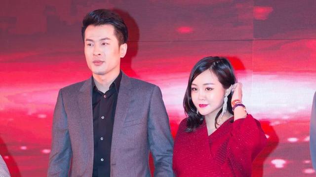 快手一哥辛巴第五次退网！从21亿带货神话塌成废墟，还能翻身吗？