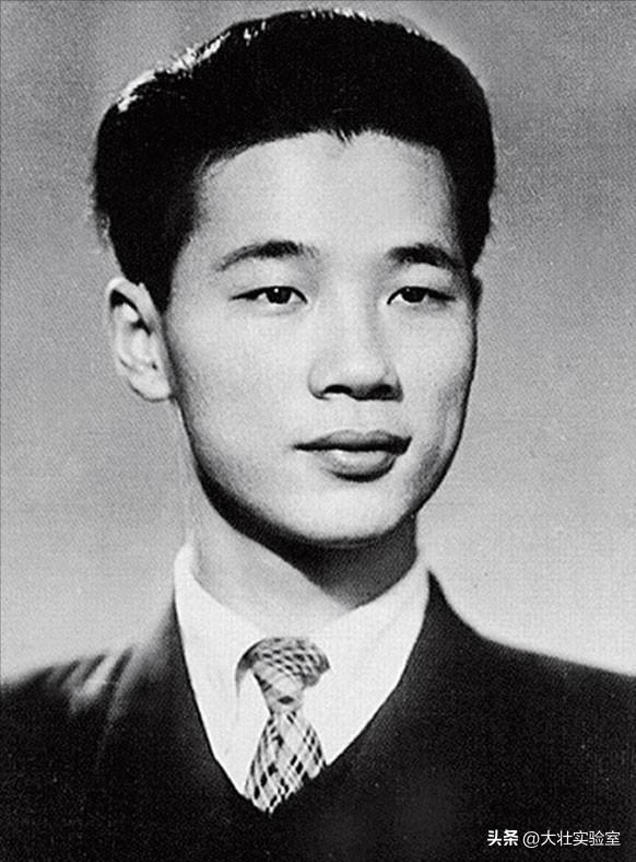 60年代，李鹏夫妇与儿女们在天安门广场，一张温暖的罕见全家福！