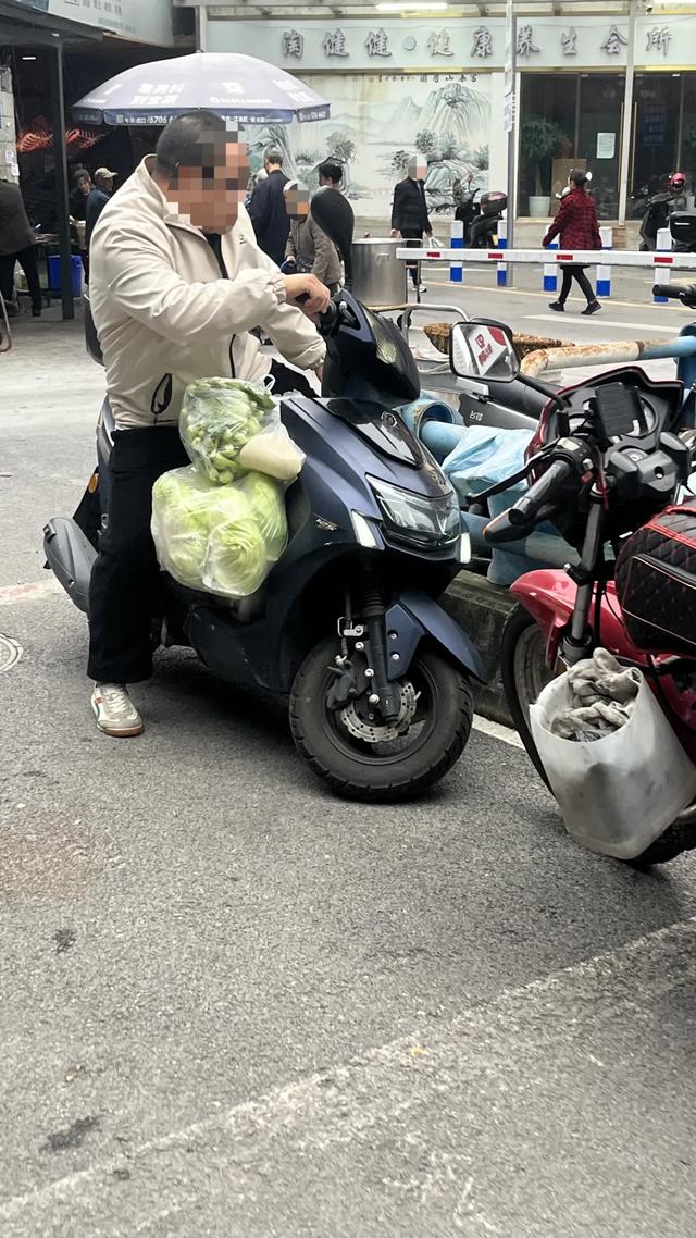 轨道直达的赶场地！地方超大，东西多，买菜这些超方便