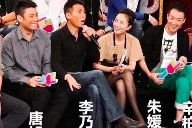 辛柏青吃饭被偶遇，瘦了老了破碎感太强，一旁李乃文不停给他夹菜