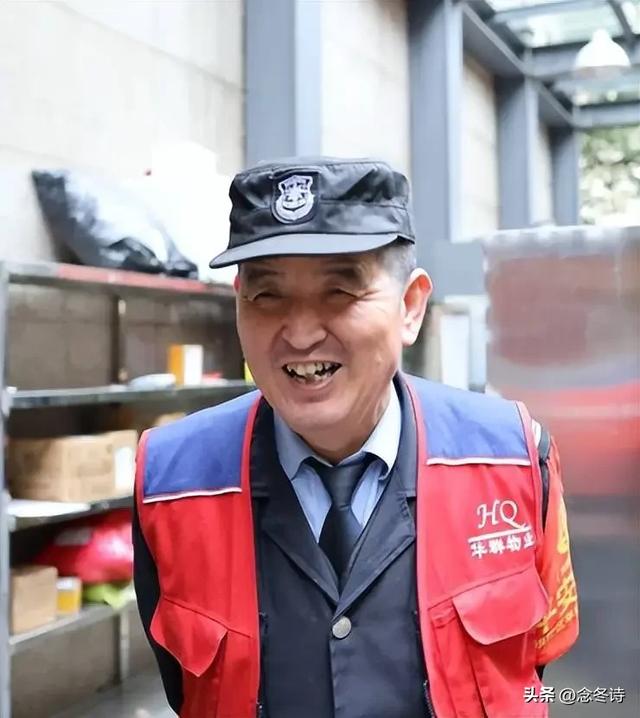 社保新规逼停保安招聘,60岁大爷成烫手山芋,物业经理该怎么办?