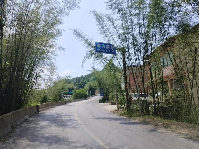 沿合（江）习（水）公路，跨越川黔边界