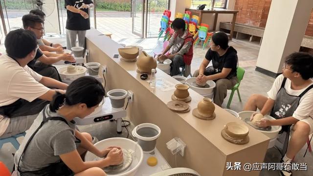 景德镇:荷润初心 瓷绘昌江