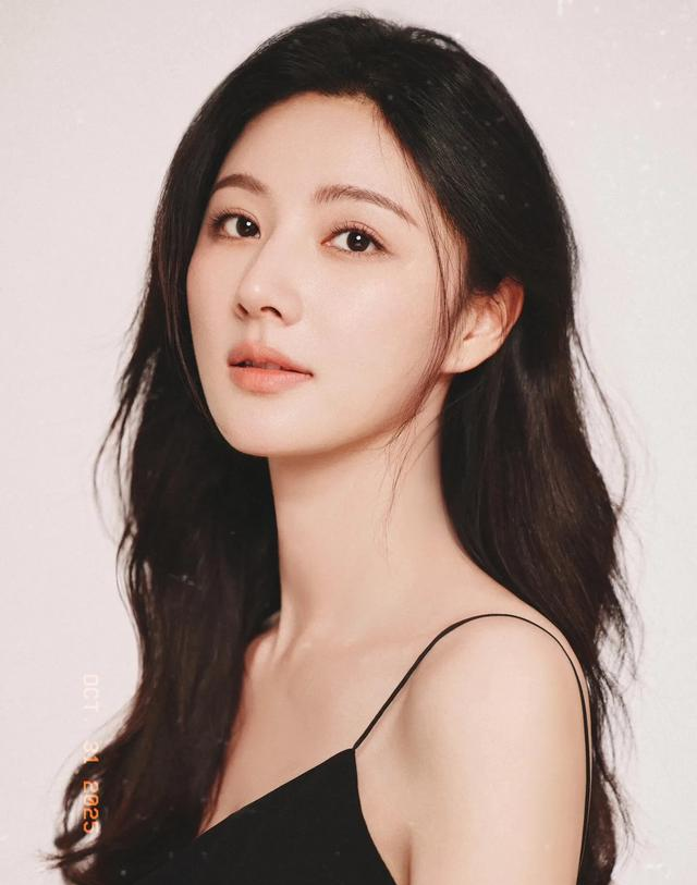 陈米麒 真是太好看了，身姿婀娜气质优雅，灵动美牟格外动人。