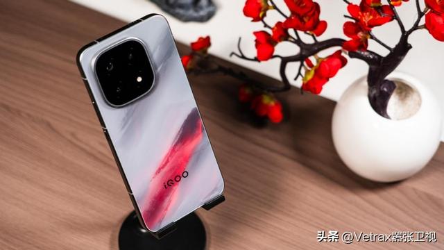 iQOO 15：以全能最强“光”，致玩家