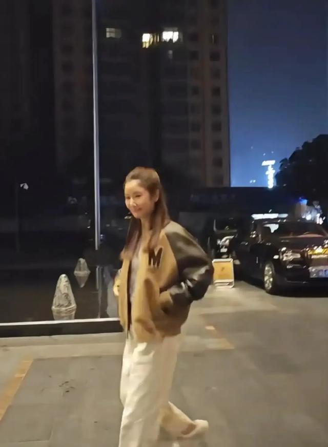 49岁林心如扎高马尾,穿棒球衫配运动鞋从车上下来,真显年轻!