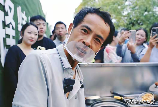 鸡排哥新店危机四伏，他仅凭一己之力，能否冲破网红短命的魔咒？