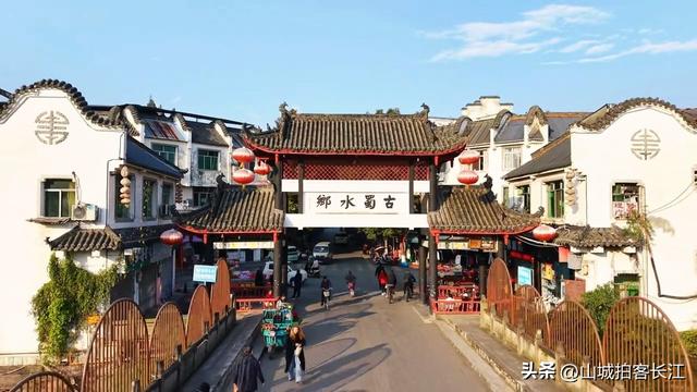 成都漂亮的水乡古镇，距市区仅22公里，享有“小都江堰”美誉！