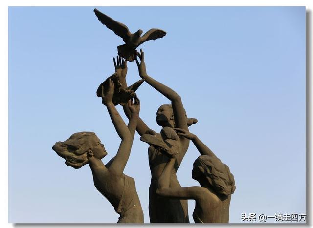 漫步丹东鸭绿江畔，可以隔江望见对岸的朝鲜