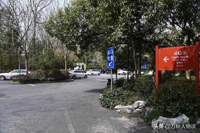 灵隐寺被骂上热搜，知情人爆料：一群和尚围着长条桌，上面堆满钱
