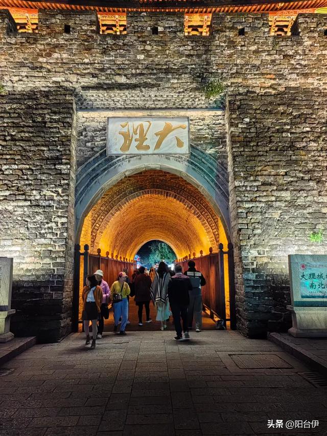 夜游大理古城：繁华背后的别样体验