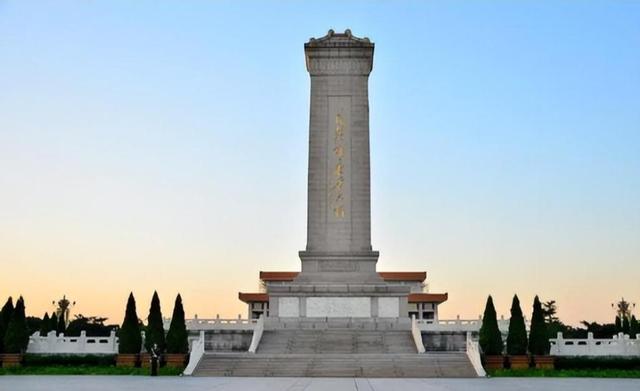 人民坚决反对,将主席纪念堂与人民英雄纪念碑,迁至八宝山革命公墓
