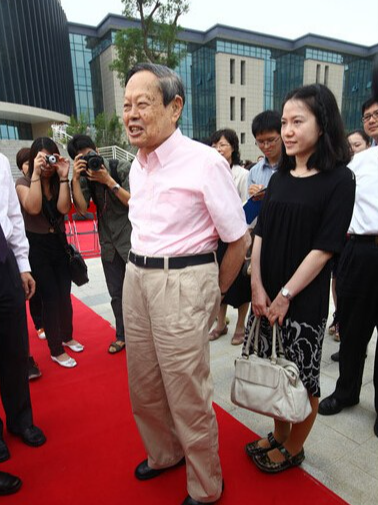 没想到，杨振宁去世后，49岁妻子翁帆	，竟因一个动作实现口碑暴涨