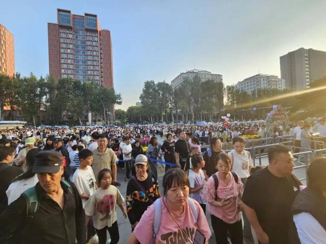 万人涌入长春动植物园看“雪饼猴”：家长肩头长满孩子，还有人爬树也要看