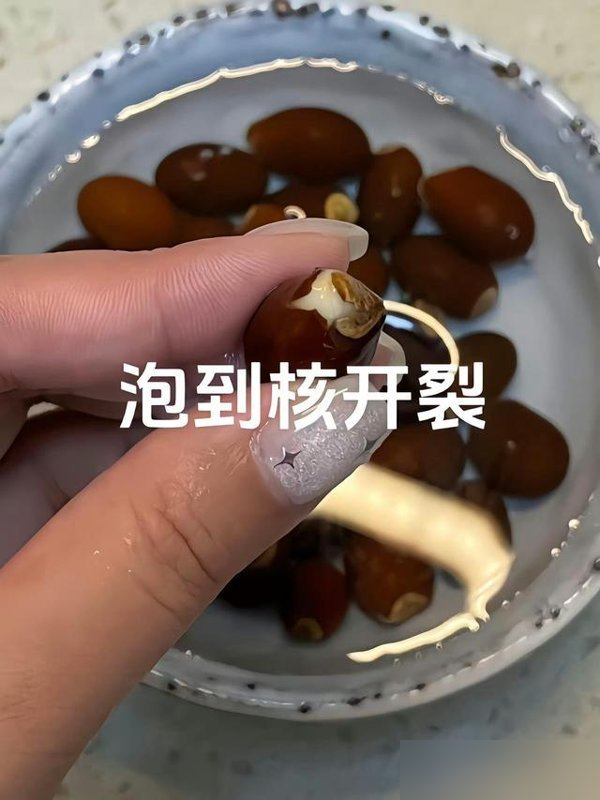福建一姑娘把“荔枝核”泡水里，两周长成“粉盆栽”，太治愈了