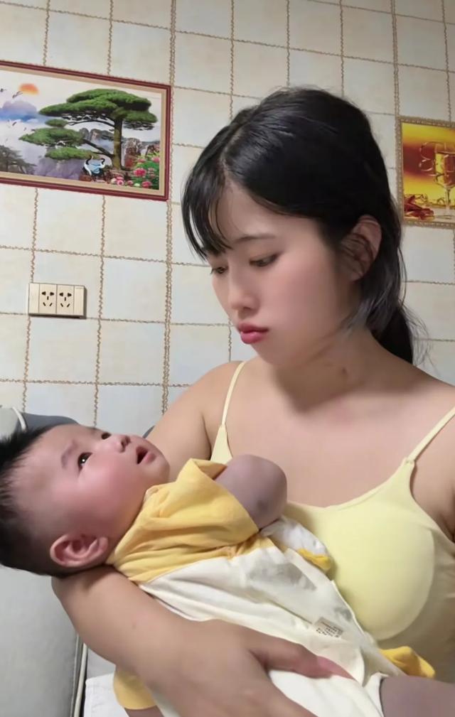 冉冉，漂亮00后，儿子刚3个月肚子又大了，哎：都说不要非不听