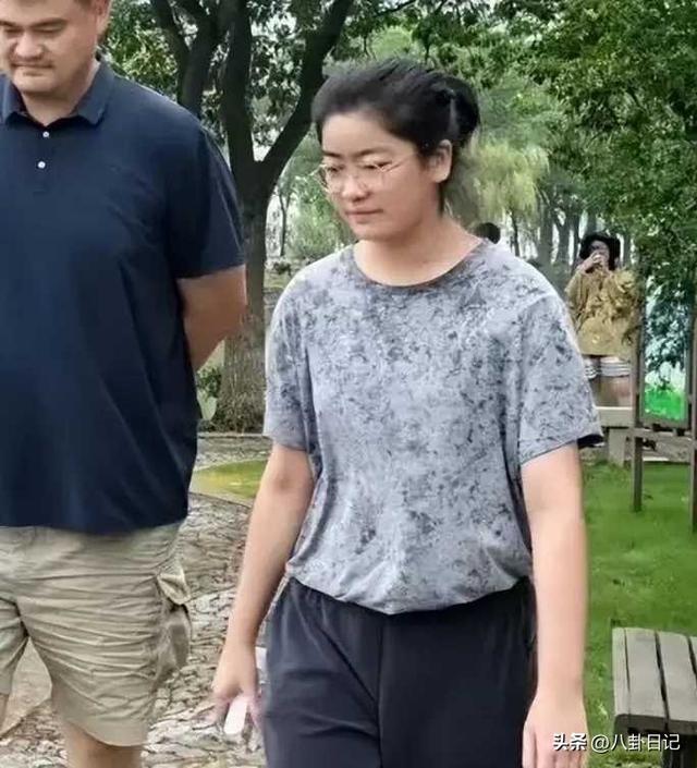 姚明一家老少现身苏州，15岁女儿背不挺，还打扮老气，丈母娘超瘦
