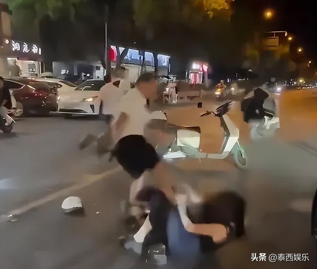 杭州男子暴打情夫、猛踹私密处，妻子跪地求饶，律师发声恐遭刑罚
