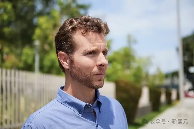 今天，特朗普闭门宴请了大半个硅谷的CEO，马斯克老黄没来