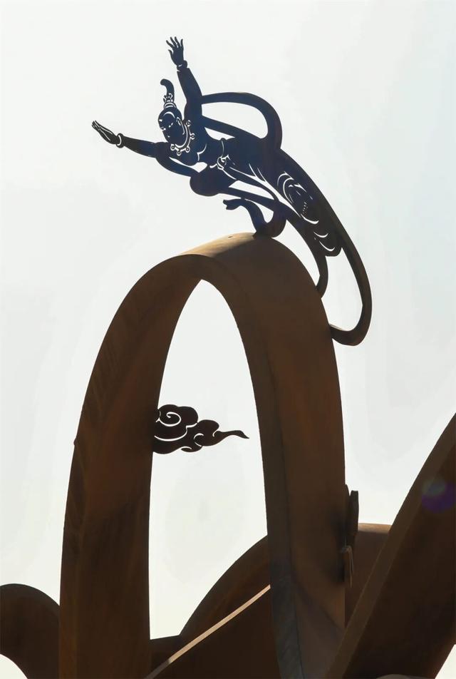 阳关玉门关旅游区大型雕塑“盛世飞天”落成