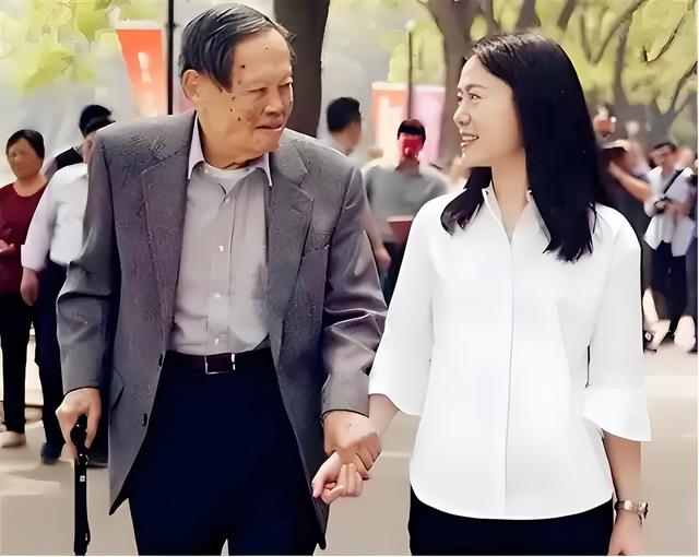 杨振宁告别仪式上，49岁翁帆近照曝光，原来杜致礼亲妹真的没说错