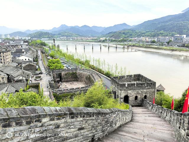 游走临海江南长城，谒拜台州陏代古刹。