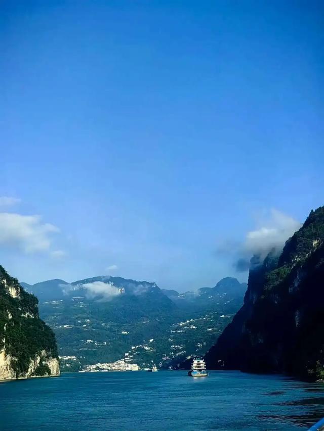 5天4晚，乘“长江一号”游览长江三峡