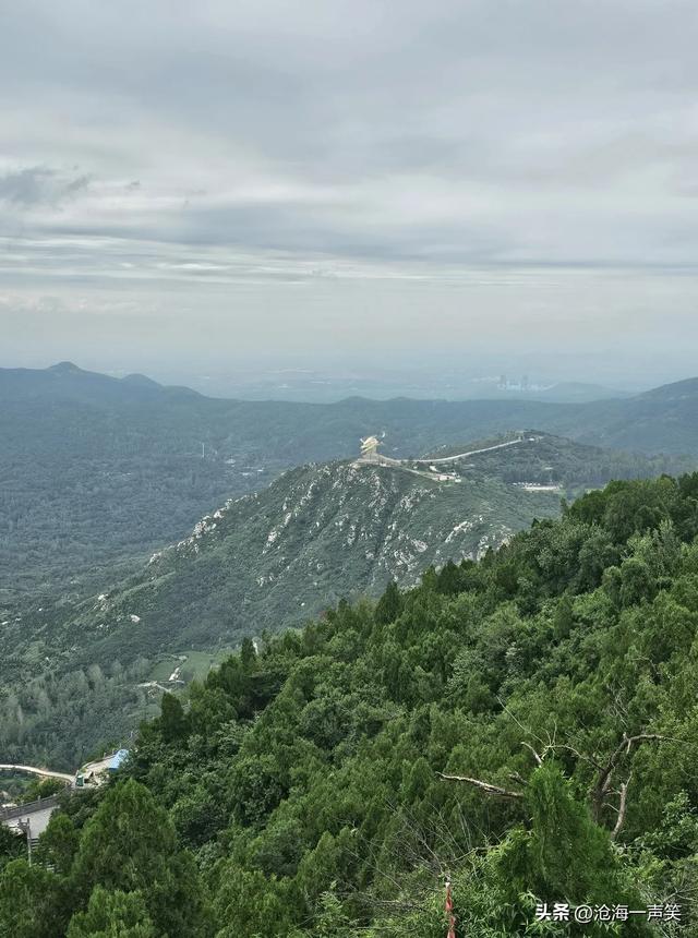巍巍始祖山，悠悠青岗庙，黄龙盘山腰，青山遮不住，毕竟东流去