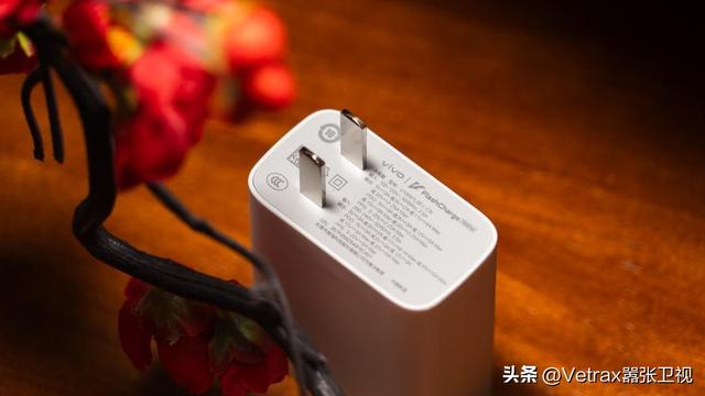iQOO 15：以全能最强“光”，致玩家
