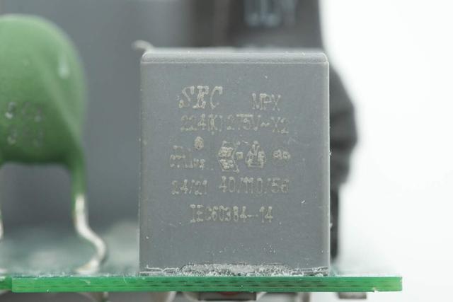 一颗就能顶五颗，这家芯片厂商垄断荣耀大单，100W氮化镓快充拆解