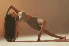 女性抗衰的尽头是练肌肉，这10个瑜伽动作，一次就能练遍全身！图片