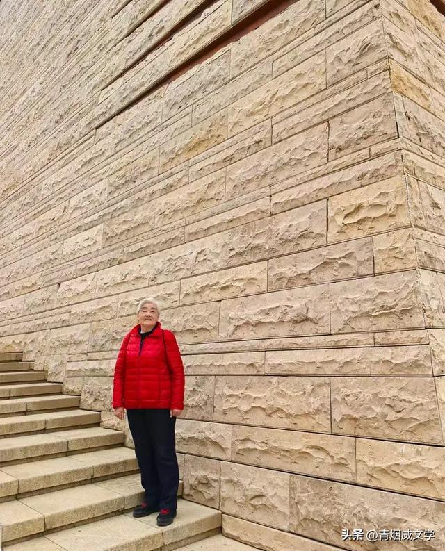 盘龙悠远银杏黄 水中学友情谊长