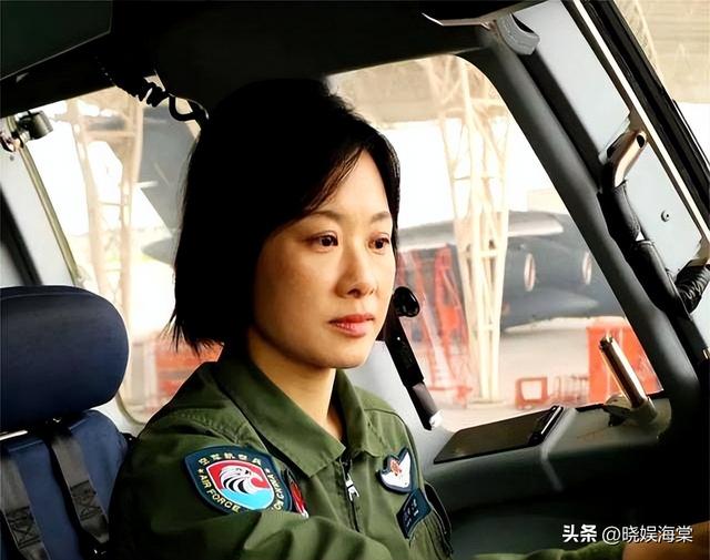 阅兵女机长身份曝光！私生活被扒牺牲太大，老公身份也不简单