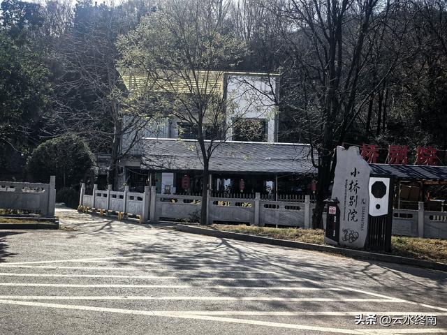 开车到蓝田这个岭上看柿子、观山景、晒暖暖，就是初冬最幸福的事