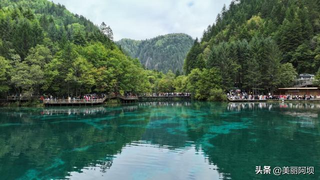 九寨沟国庆迎客流高峰 新交通网络激活金秋旅游市场