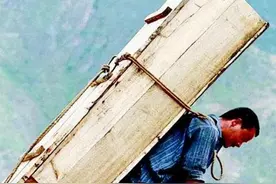 贵州男子以背尸为生，三天三夜不吃不睡，现已后继无人图片